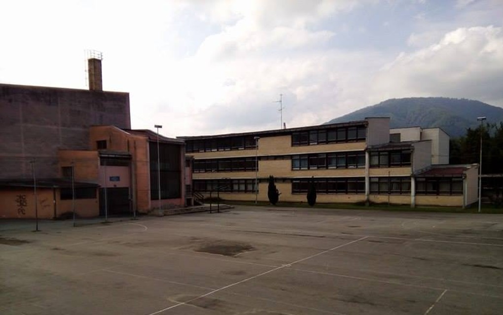 BRATUNAC: Vjetar izbio prozor u školi, povrijeđena učenica