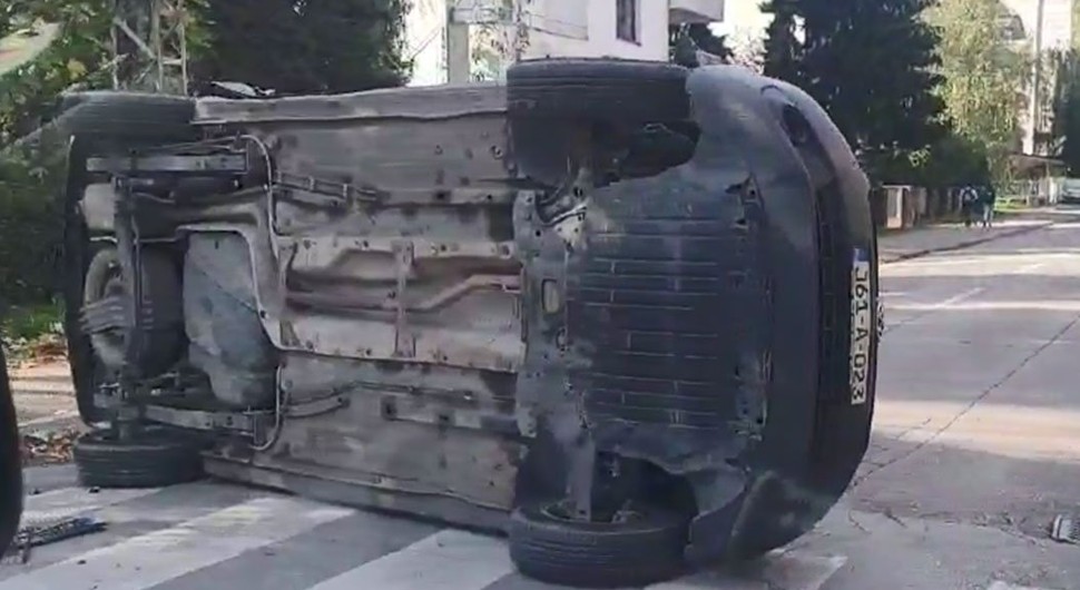 Saobraćajka u Banjaluci, vozilo prevrnuto na bok