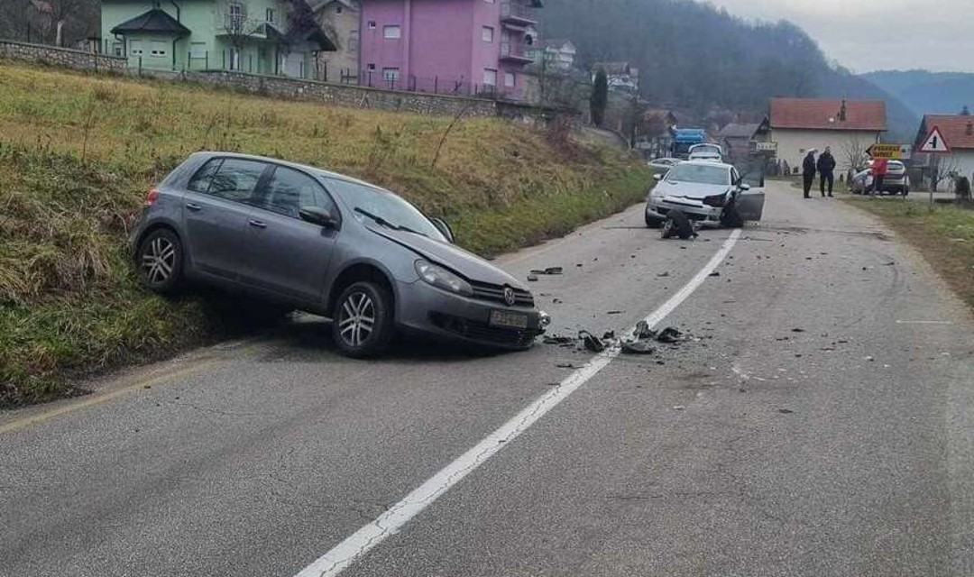 Dvije osobe povrijeđene u saobraćajnoj nesreći: Dijelovi automobila razbacani po putu