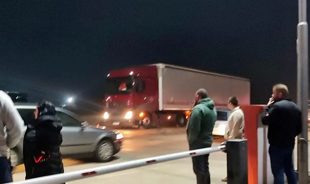 Detalji stravične nesreće u Bijeljini – Vozač izašao iz kamiona pa ga usmrtilo auto