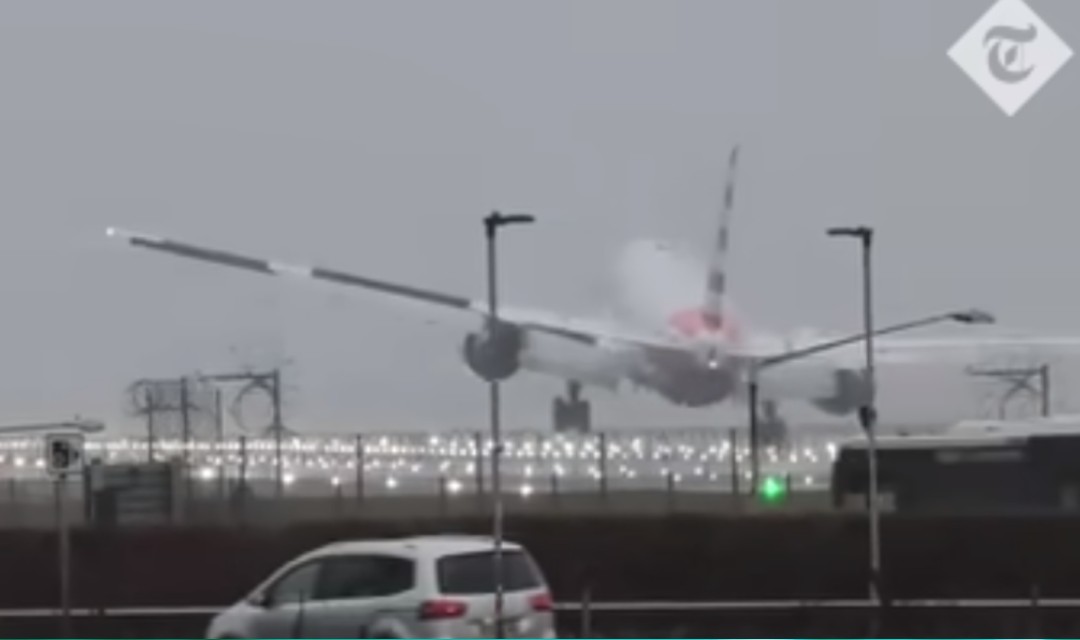 Drama u vazduhu: Oluja baca avion od 200 tona