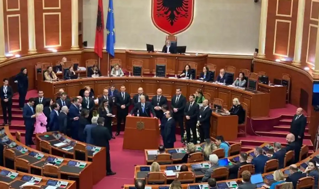 Ponovo haos u Albaniji: Sukobili se poslanici i obezbjeđenje parlamenta