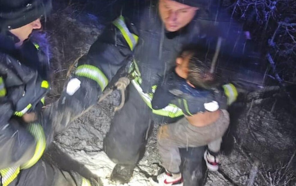 Dječak sa fotografije koja je potresla region prebačen u Beograd – Ima višestruke povrede glave i lica