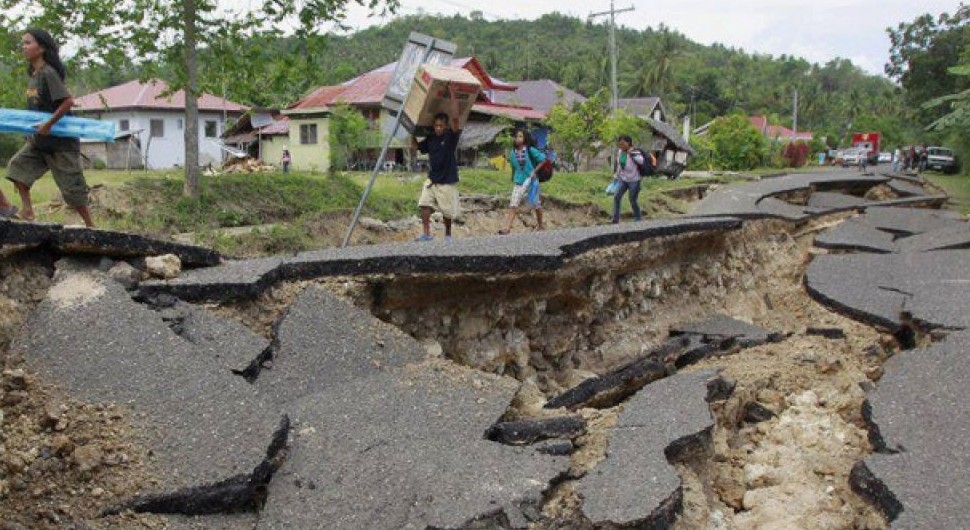 Prvi snimci razornog zemljotresa na Filipinima: Ljudi panično bježe, izdato upozorenje na cunami i u Japanu