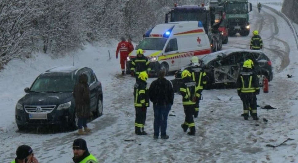 Vozač iz BiH proklizao kamionom i izazvao karambol