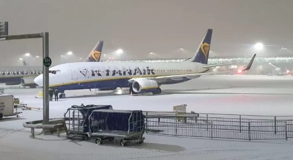 Dijelovi Evrope zatrpani snijegom: Otkazani letovi, obustavljen javni prevoz