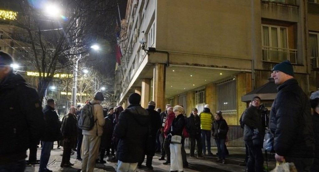 BEOGRAD: Učesnici protesta razvalili vrata Skupštine grada