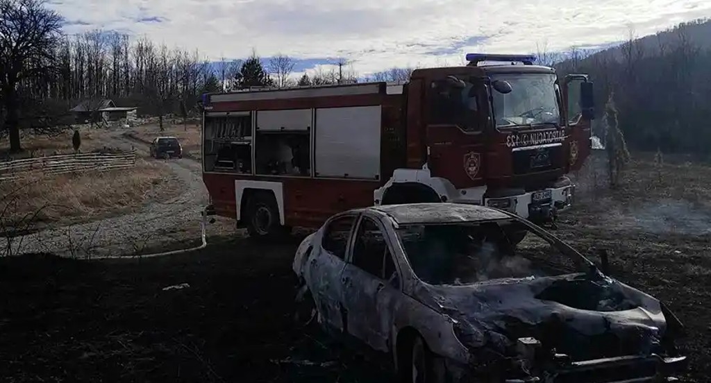 Izgorjela dva vozila: Spriječeno širenje vatre na vikendicu
