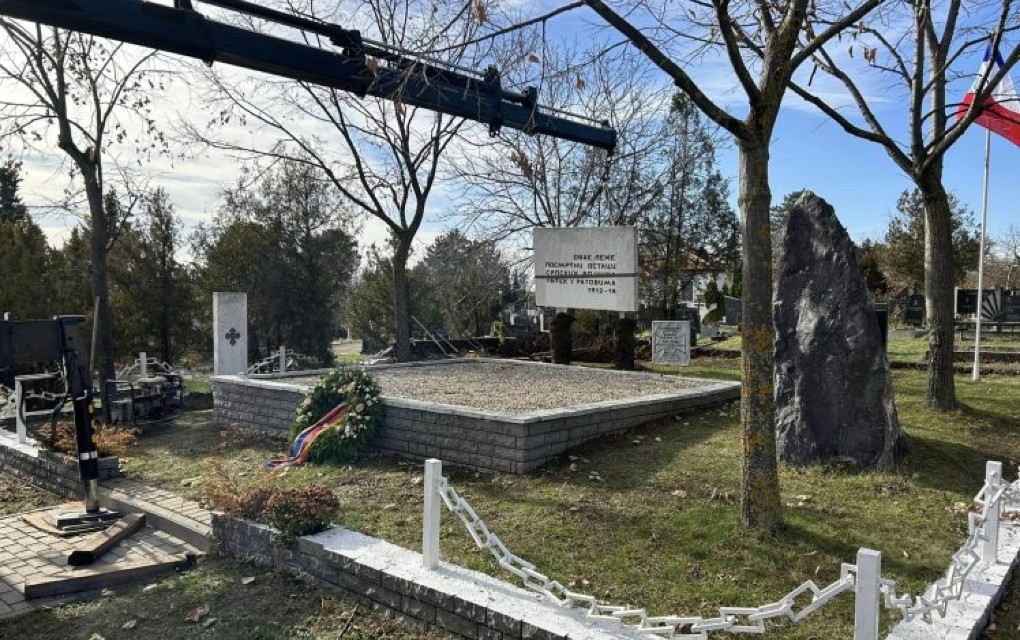 Spomenik srpskim borcima na groblju u Prištini vraćen na mjesto