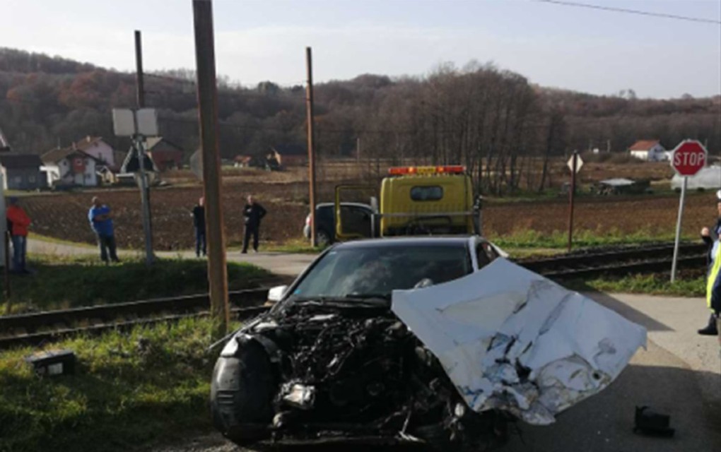 Voz koji je saobraćao na relaciji Banjaluka – Doboj udario u automobil na prelazu