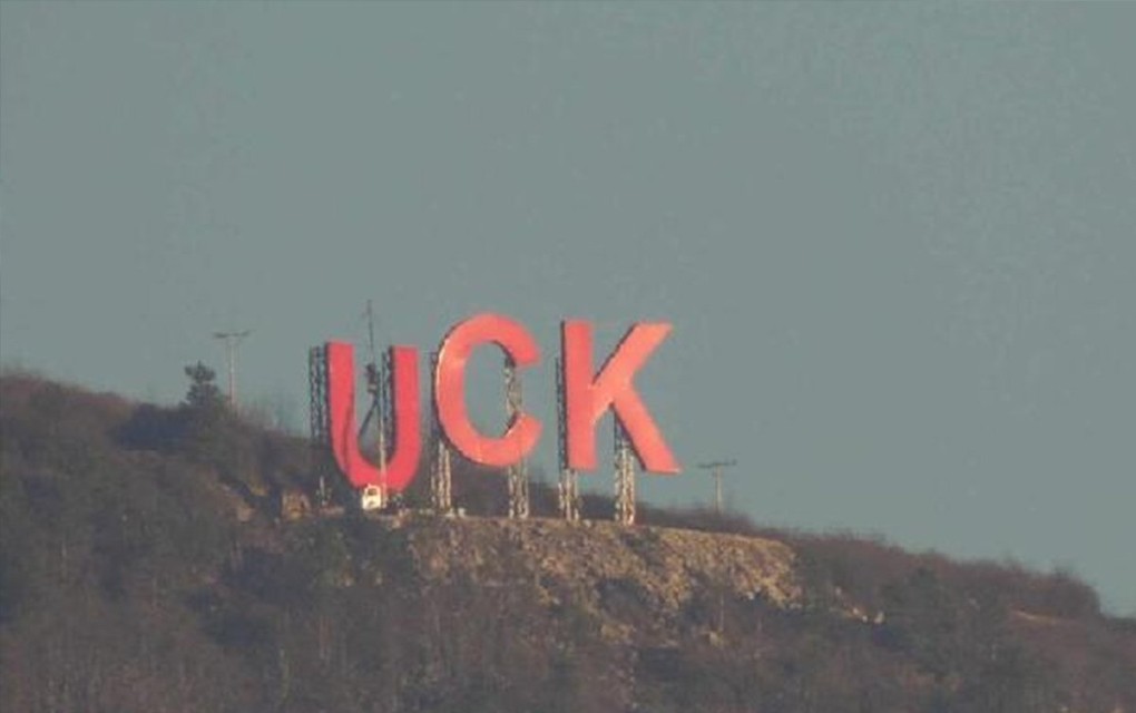 Iznad Kosovske Mitrovice osvanuo znak „UČK“