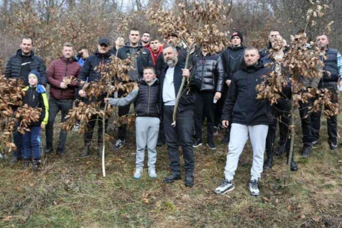 Stefan i Miloš ostaju na svom OGNJIŠTU: Dječaci sa Kosova koji su prošle godine ranjeni na Badnji dan ponovo došli po badnjak