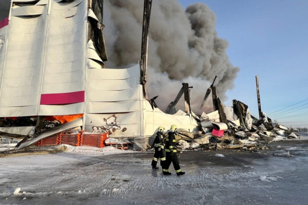 Katastrofalan požar u skladištu prodavnice, gorjelo 70.000 kvadratnih metara