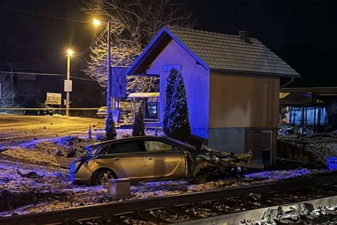 Automobil skoro prepolovljen: Teška saobraćajka na pružnom prelazu u Srpskoj