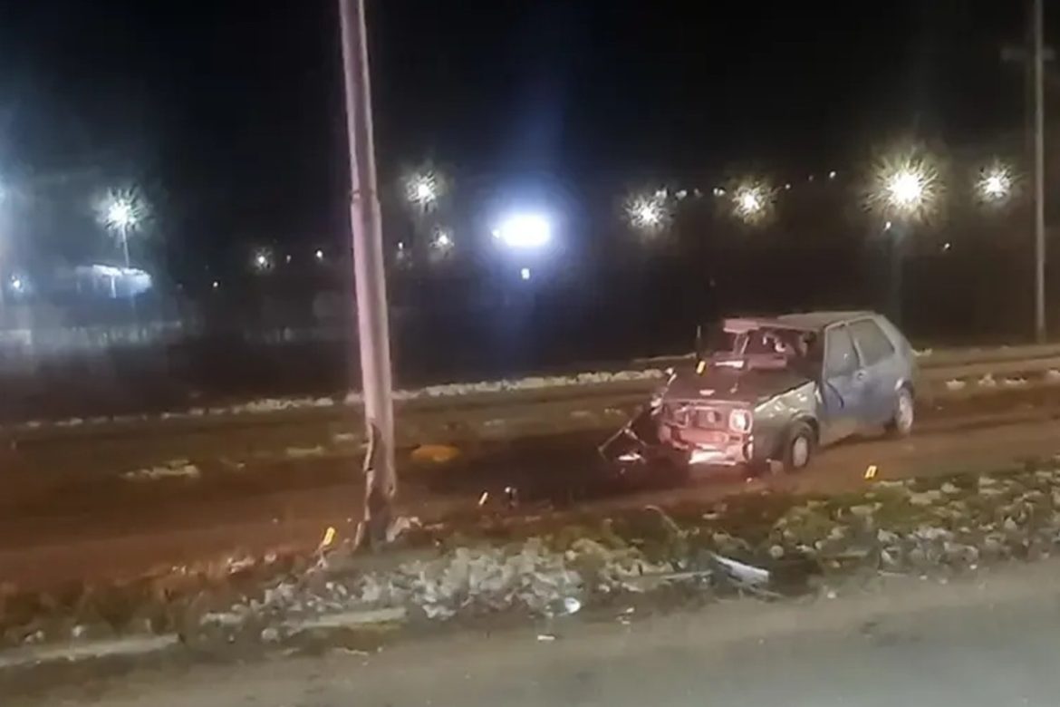 Teška saobraćajka u Prijedoru: “Golfom” udario u stub rasvjete!