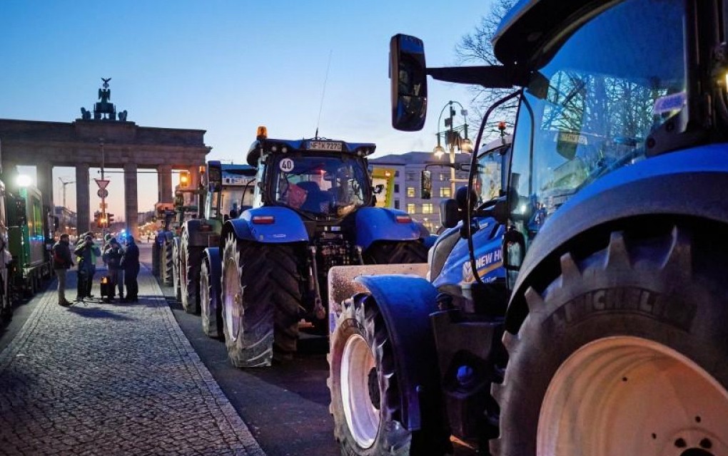 Nevjerojatne scene u Njemačkoj: Hiljade poljoprivrednika blokiraju zemlju, traktore doveli u centar Berlina!