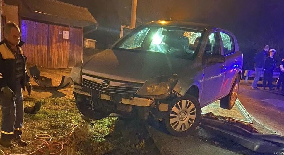 Nezgoda u Banjaluci: Autom završio u dvorištu kuće