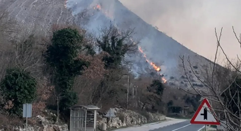 Požar u Trebinju u blizini kuća