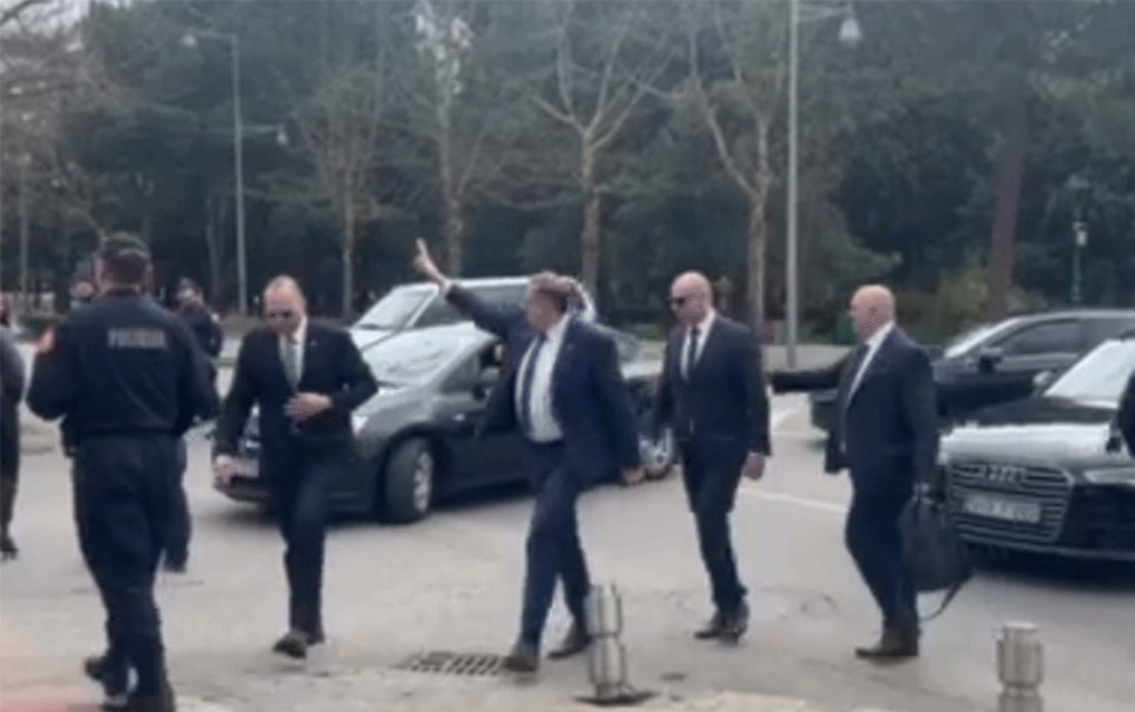 Dodik sa tri prsta pozdravio demonstrante ispred Skupštine Crne Gore