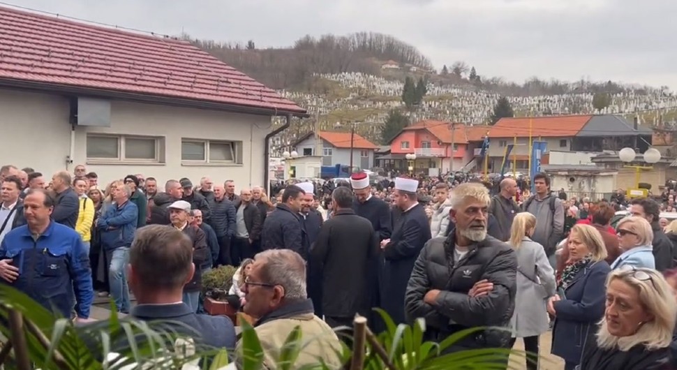 Stotine ljudi na sahrani ubijene Amre Kahrimanović