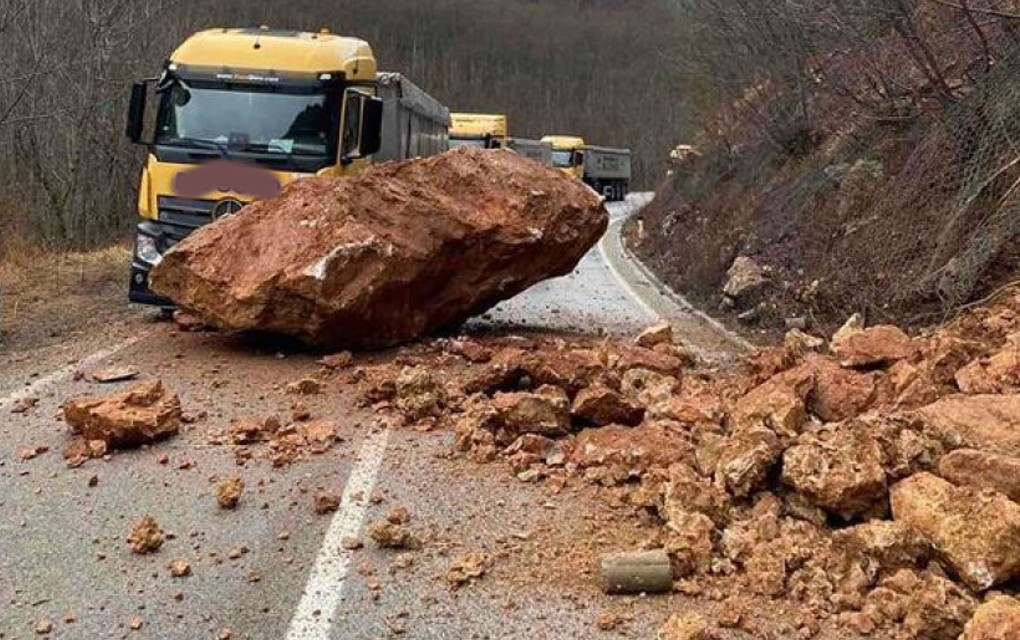 Tuhalji kod Foče: Stijena pala na kamion
