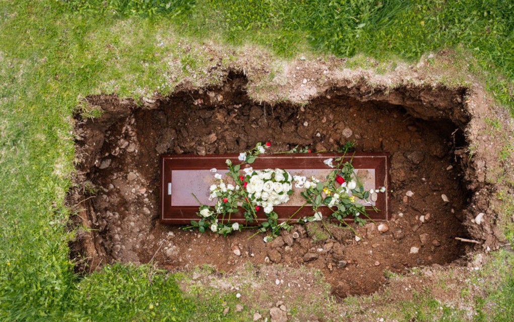 Zašto se na sahrani baca grumen zemlje u grob?