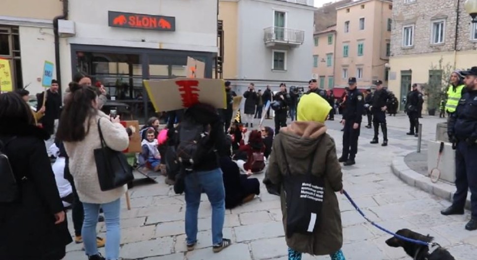 „BJEŽI, SOTONO!“ Grupa od stotinu ljudi klečala i molila se na trgu, a Arijana je odlučila da ovo uradi pored njih