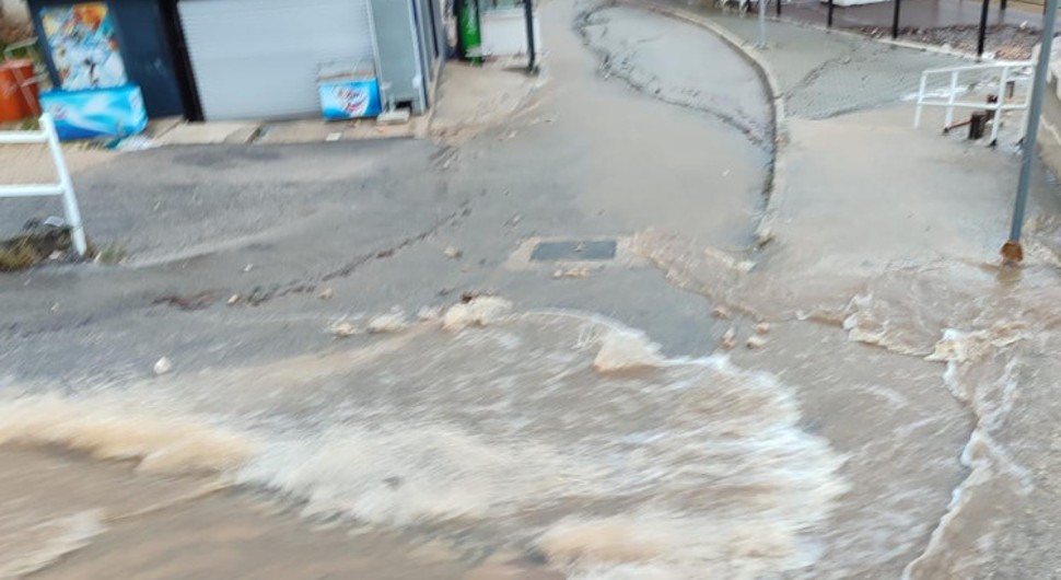 Haos u Neumu: Obilna kiša izazvala probleme