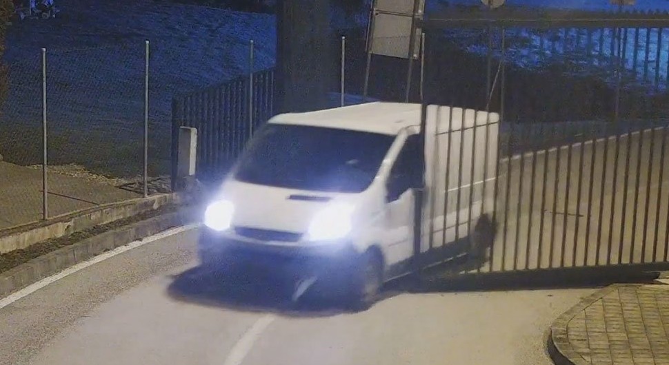 Objavljeni snimci: Državljanin BiH umalo pregazio policajku, drugi probio ogradu
