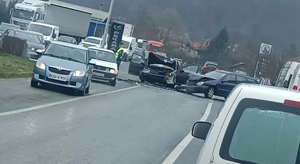 Sudar pet vozila kod Pala, više lica povrijeđeno