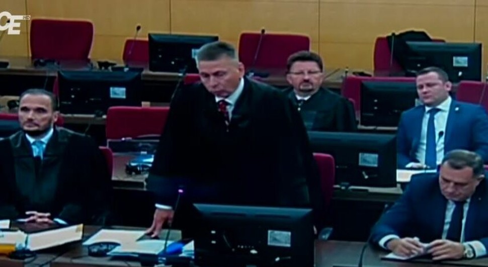 Negirao da je DUVAO ZA VRAT PREDSJEDNIKU SRPSKE: Ko je „ćelavi policajac“ koji je na suđenju Dodiku u stolici ležao „kao na plaži“