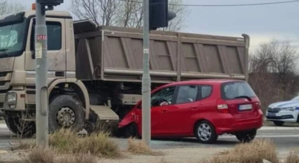 Jeziva nesreća: Otkazale joj kočnice, zabila se automobilom u kamion