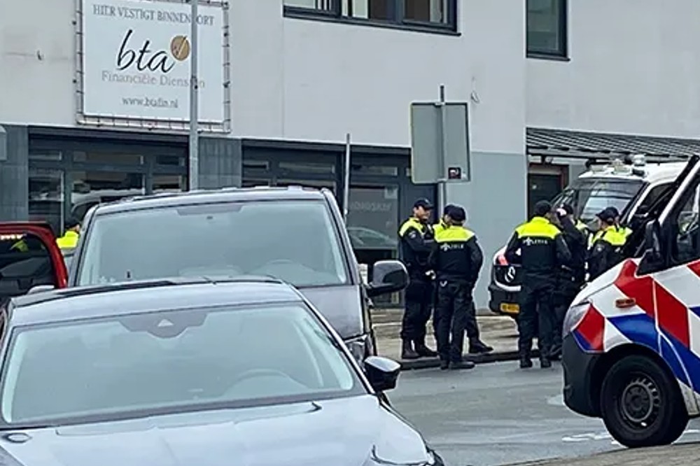 OTMIČAR SE PREDAO POLICIJI Okončana talačka kriza u holandskom gradu Ede