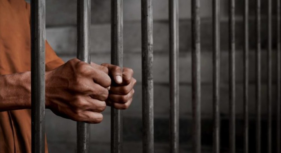 HOROR: Stariji zatvorenik preminuo u Padinskoj Skeli, silovali ga drškom od metle