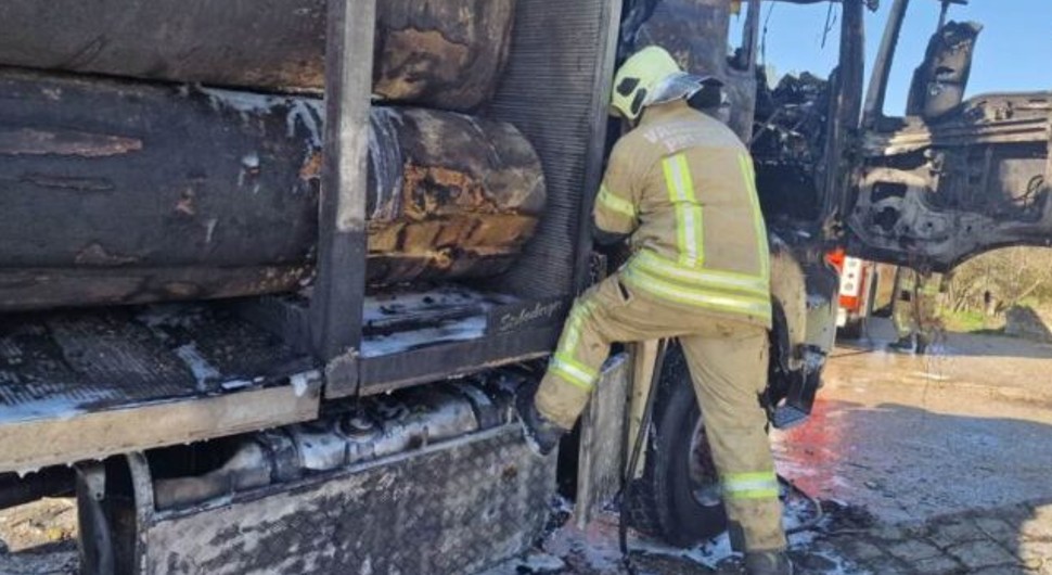 Zapalio se kamion pun trupaca, kabina potpuno izgorjela