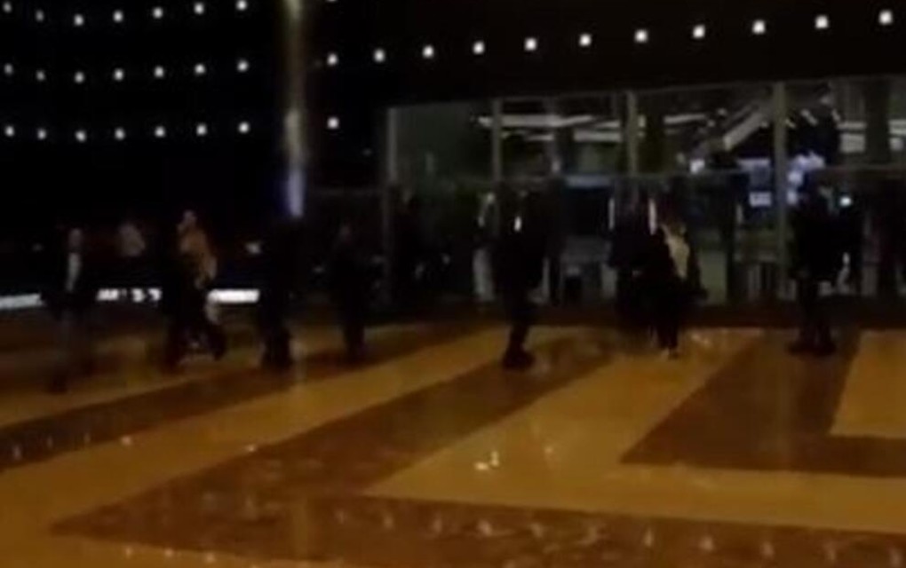 TRENUCI UŽASA U MOSKVI: Isplivao NAJNOVIJI snimak, ljudi panično bježe dok terorista puca na njih (UZNEMIRUJUĆI VIDEO)