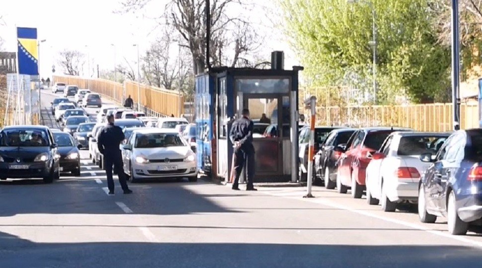 Kažnjeni granični policajci: Dopustili da Šmitovo obezbjeđenje naoružano uđe u BiH