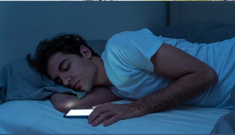 Koliko je štetno spavanje pored telefona
