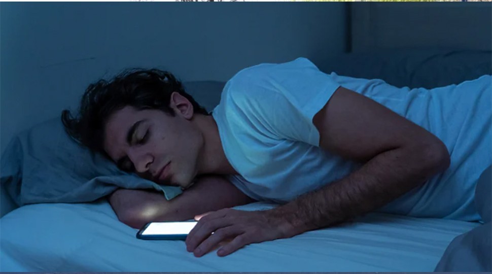 Koliko je štetno spavanje pored telefona?