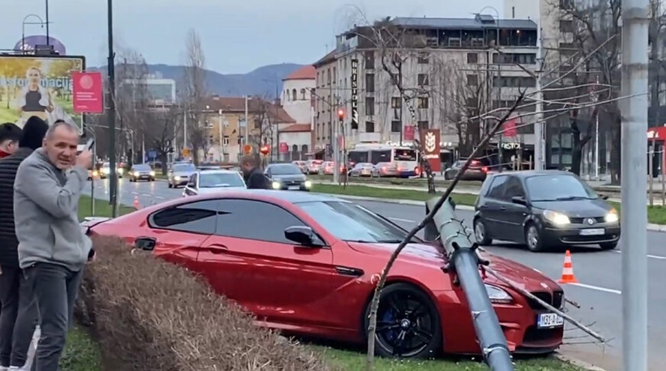 SNIMAK POSTAO VIRALAN Pogledajte kako je bahati vozač slupao „BMW“ u Sarajevu