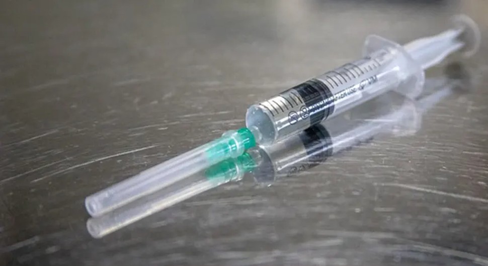 Ljekari šokirani: Vakcinisao se 217 puta protiv korone