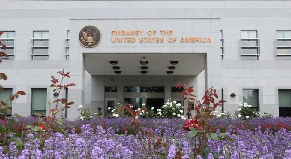 Ambasada SAD: Banke imaju pravo odlučiti s kim će poslovati i raskinuti odnose