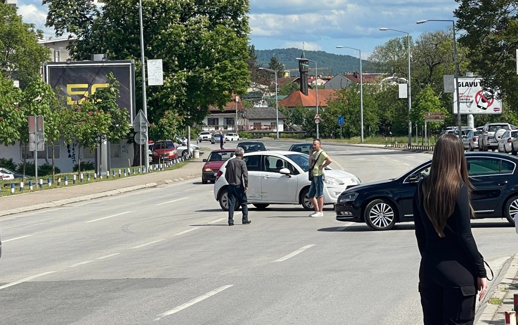 Neobična nesreća u Banjaluci: Automobil se preparkirao na ulicu i izazvao udes kod Tržnice
