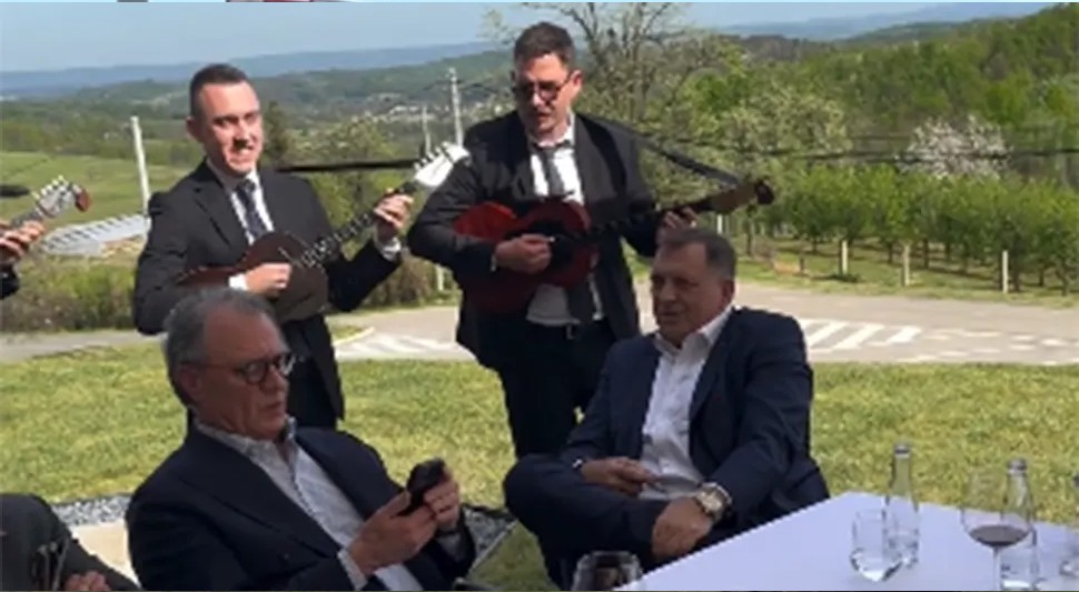 Dodik i saradnici se opustili uz muziku nakon uspješne posjete Orbana
