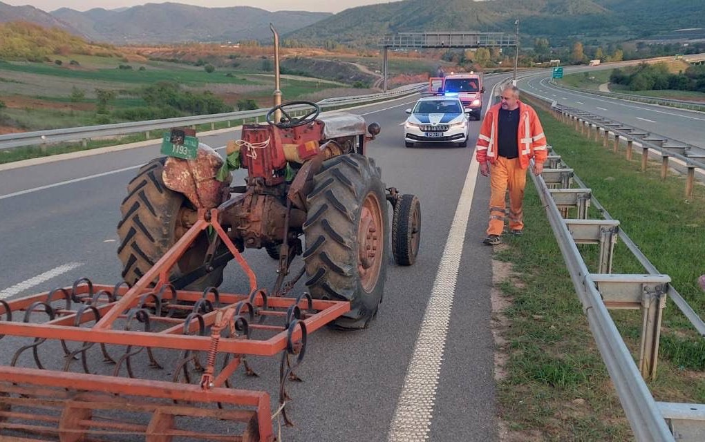 Pakao u Srbiji: Traktorom ušao u suprotnu traku auto -puta: Samo čudom niko nije stradao