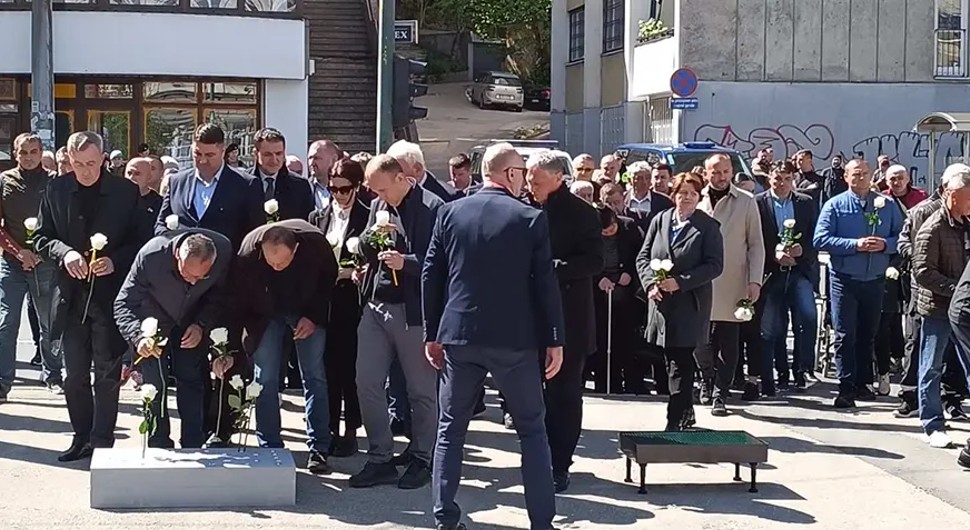Mirnom šetnjom i polaganjem cvijeća u Dobrovoljačkoj ulici obilježene 32 godine od zločina