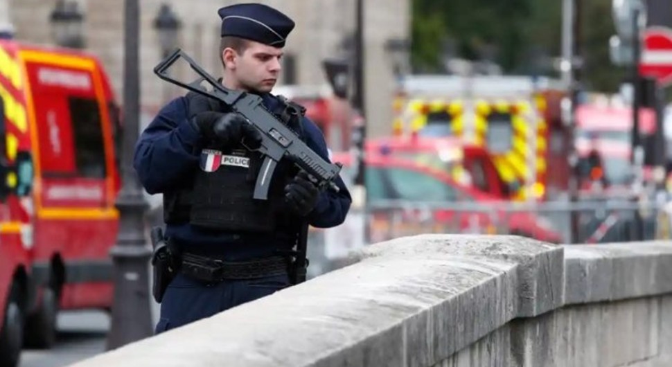 Haos u glavnom gradu Francuske: Muškarac prijeti da će se raznijeti