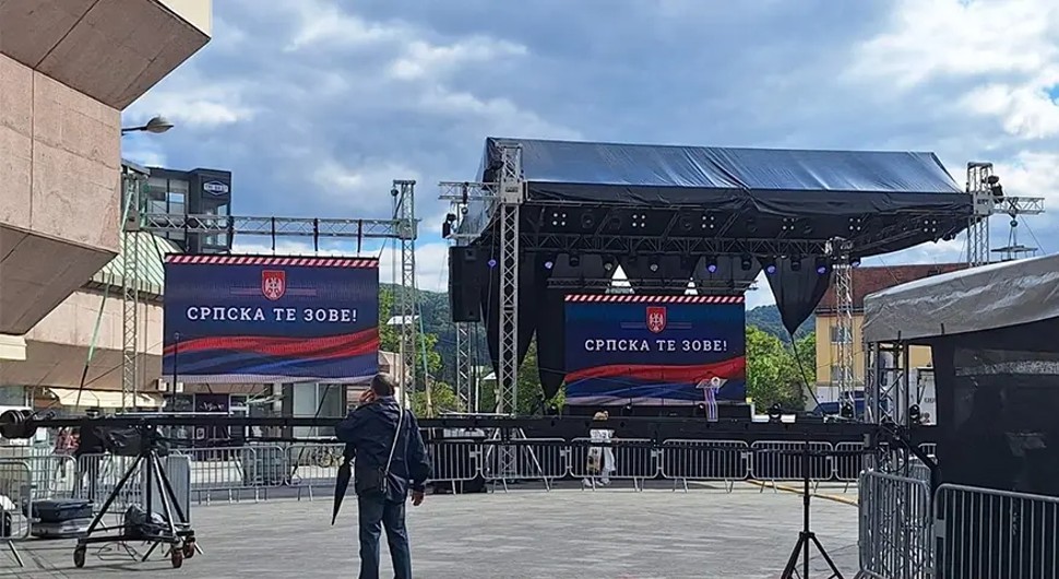 Srpske trobojke na Trgu Krajine: Sve spremno za miting „Srpska te zove“