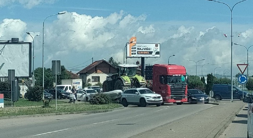 Stvaraju se velike gužve: Pokvario se kamion u kružnom toku u Banjaluci