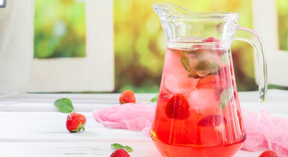 Napravite zdravo osvježenje: Limunada sa jagodama je totalni hit
